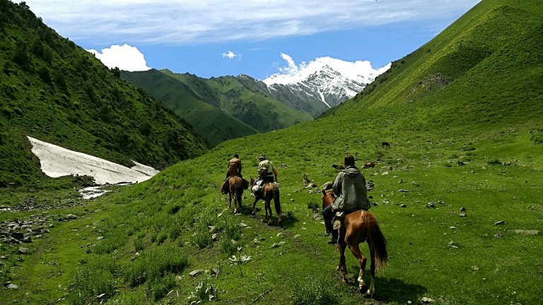In Kirghizistan a cavallo