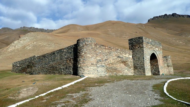 Tash Rabat - Caravanserraglio sulla Via della seta