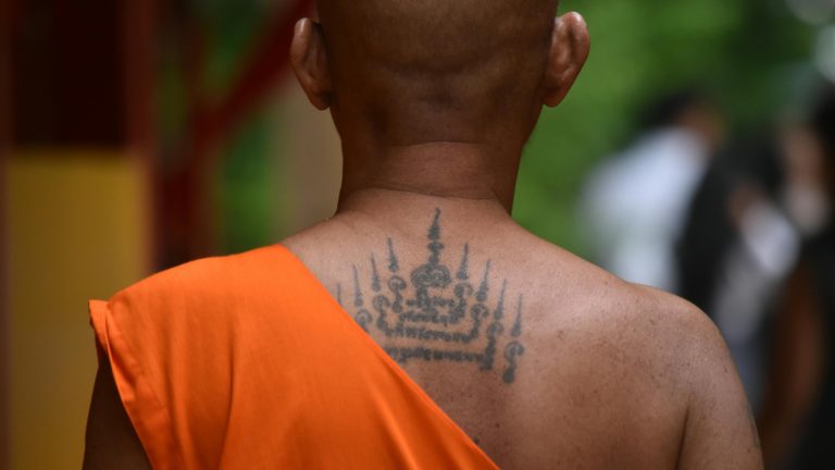 Un monaco con tatuaggio tradizionale